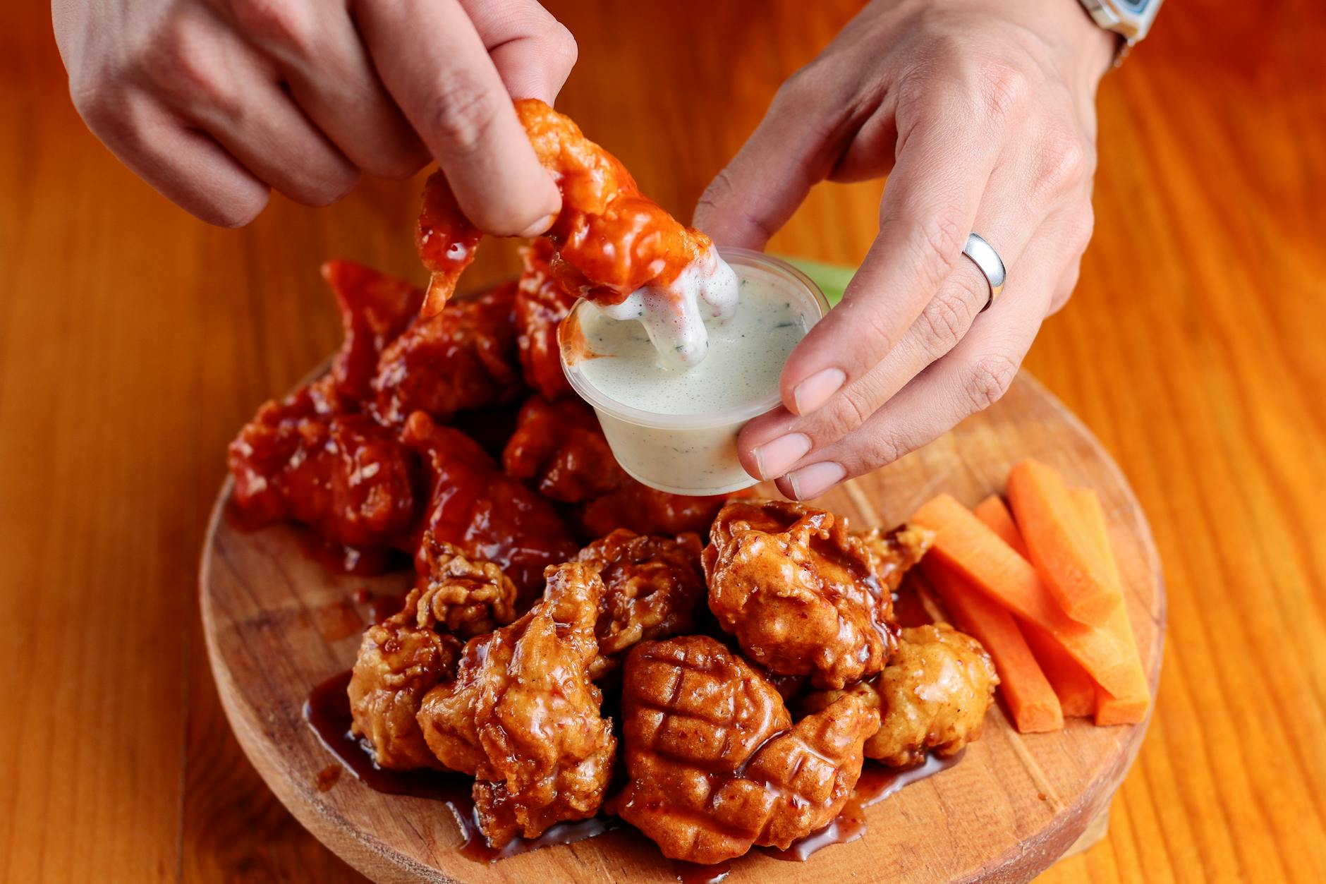 Crispy Honey Sriracha Chicken Wings – Sweet, Spicy & Addictive